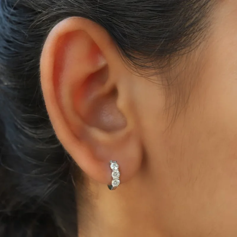 REGENT MOISSANITE HUGGIES