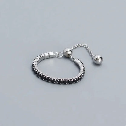 ESSENTIAL RING – Silver -Black stones / resizable