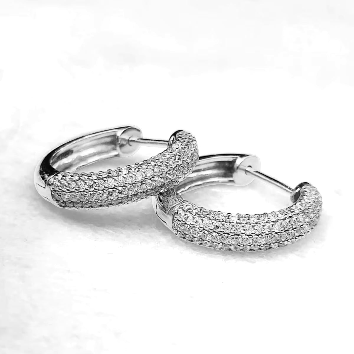 DUCHESS MOISSANITE PAVÉ HOOP